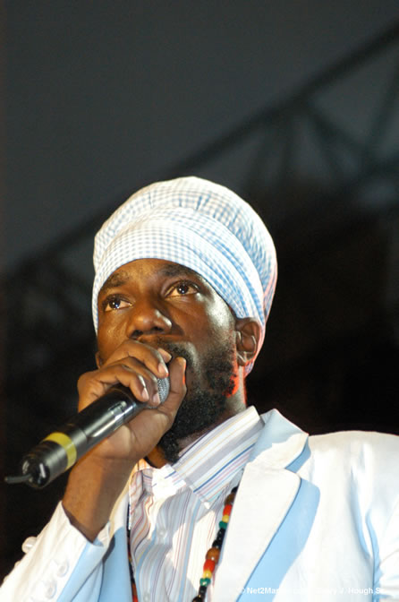 Sizzla - Red Stripe Reggae Sumfest 2005 - Dancehall Night - July 21th, 2005 - Negril Travel Guide, Negril Jamaica WI - http://www.negriltravelguide.com - info@negriltravelguide.com...!