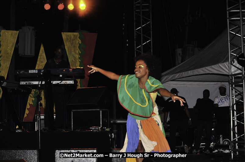 Etana @ Red Stripe Reggae Sumfest 2008 International Night 2, Catherine Hall, Montego Bay - Saturday, July 19, 2008 - Reggae Sumfest 2008 July 13 - July 19, 2008 - Photographs by Net2Market.com - Barry J. Hough Sr. Photojournalist/Photograper - Photographs taken with a Nikon D300 - Negril Travel Guide, Negril Jamaica WI - http://www.negriltravelguide.com - info@negriltravelguide.com...!