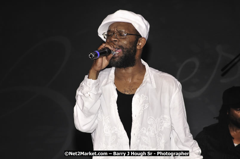 Beres Hammond @ Reggae Sumfest 2008 International Night 2, Catherine Hall, Montego Bay - Saturday, July 19, 2008 - Reggae Sumfest 2008 July 13 - July 19, 2008 - Photographs by Net2Market.com - Barry J. Hough Sr. Photojournalist/Photograper - Photographs taken with a Nikon D300 - Negril Travel Guide, Negril Jamaica WI - http://www.negriltravelguide.com - info@negriltravelguide.com...!