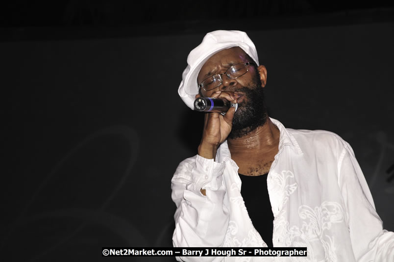 Beres Hammond @ Reggae Sumfest 2008 International Night 2, Catherine Hall, Montego Bay - Saturday, July 19, 2008 - Reggae Sumfest 2008 July 13 - July 19, 2008 - Photographs by Net2Market.com - Barry J. Hough Sr. Photojournalist/Photograper - Photographs taken with a Nikon D300 - Negril Travel Guide, Negril Jamaica WI - http://www.negriltravelguide.com - info@negriltravelguide.com...!