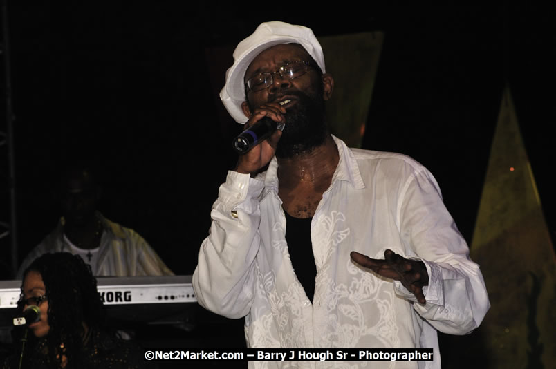 Beres Hammond @ Reggae Sumfest 2008 International Night 2, Catherine Hall, Montego Bay - Saturday, July 19, 2008 - Reggae Sumfest 2008 July 13 - July 19, 2008 - Photographs by Net2Market.com - Barry J. Hough Sr. Photojournalist/Photograper - Photographs taken with a Nikon D300 - Negril Travel Guide, Negril Jamaica WI - http://www.negriltravelguide.com - info@negriltravelguide.com...!