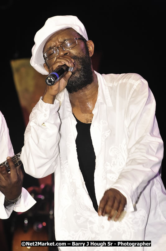 Beres Hammond @ Reggae Sumfest 2008 International Night 2, Catherine Hall, Montego Bay - Saturday, July 19, 2008 - Reggae Sumfest 2008 July 13 - July 19, 2008 - Photographs by Net2Market.com - Barry J. Hough Sr. Photojournalist/Photograper - Photographs taken with a Nikon D300 - Negril Travel Guide, Negril Jamaica WI - http://www.negriltravelguide.com - info@negriltravelguide.com...!