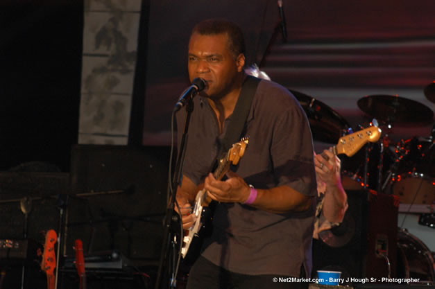 The Robert Cray Band @ The Aqueduct on Rose Hall - Friday, January 26, 2007 - 10th Anniversary - Air Jamaica Jazz & Blues Festival 2007 - The Art of Music - Tuesday, January 23 - Saturday, January 27, 2007, The Aqueduct on Rose Hall, Montego Bay, Jamaica - Negril Travel Guide, Negril Jamaica WI - http://www.negriltravelguide.com - info@negriltravelguide.com...!