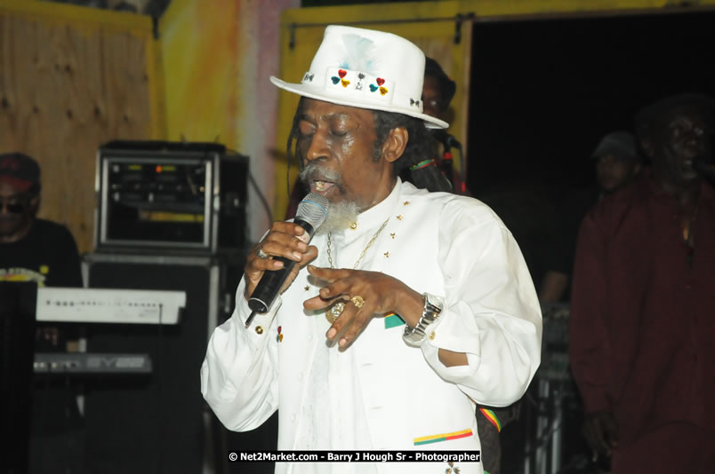 Bunny Wailer & King Yellowman at Bourbon Beach - Monday, February 25, 2008 - Bourbin Beach Restaurant, Bar, Oceanfront Accommodatioins, Live Reggae Music & Disco, Norman Manley Boulevard, Negril, Westmoreland, Jamaica W.I. - Photographs by Net2Market.com - Barry J. Hough Sr, Photographer - Negril Travel Guide, Negril Jamaica WI - http://www.negriltravelguide.com - info@negriltravelguide.com...!