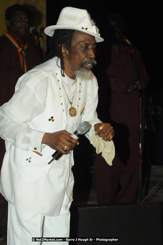 Bunny Wailer & King Yellowman at Bourbon Beach - Monday, February 25, 2008 - Bourbin Beach Restaurant, Bar, Oceanfront Accommodatioins, Live Reggae Music & Disco, Norman Manley Boulevard, Negril, Westmoreland, Jamaica W.I. - Photographs by Net2Market.com - Barry J. Hough Sr, Photographer - Negril Travel Guide, Negril Jamaica WI - http://www.negriltravelguide.com - info@negriltravelguide.com...!