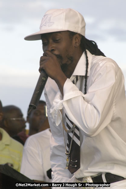 Beenie Man - Cure Fest 2007 - Longing For Concert at Trelawny Multi Purpose Stadium, Trelawny, Jamaica - Sunday, October 14, 2007 - Cure Fest 2007 October 12th-14th, 2007 Presented by Danger Promotions, Iyah Cure Promotions, and Brass Gate Promotions - Alison Young, Publicist - Photographs by Net2Market.com - Barry J. Hough Sr, Photographer - Negril Travel Guide, Negril Jamaica WI - http://www.negriltravelguide.com - info@negriltravelguide.com...!