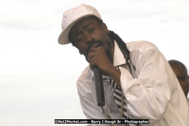 Beenie Man - Cure Fest 2007 - Longing For Concert at Trelawny Multi Purpose Stadium, Trelawny, Jamaica - Sunday, October 14, 2007 - Cure Fest 2007 October 12th-14th, 2007 Presented by Danger Promotions, Iyah Cure Promotions, and Brass Gate Promotions - Alison Young, Publicist - Photographs by Net2Market.com - Barry J. Hough Sr, Photographer - Negril Travel Guide, Negril Jamaica WI - http://www.negriltravelguide.com - info@negriltravelguide.com...!