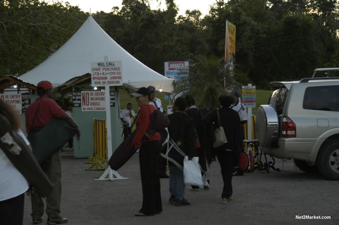 Jazz & Blues Goers - Air Jamaica Jazz & Blues 2005 - The Art Of Music - Cinnamon Hill Golf Course, Rose Hall, Montego Bay - Negril Travel Guide, Negril Jamaica WI - http://www.negriltravelguide.com - info@negriltravelguide.com...!