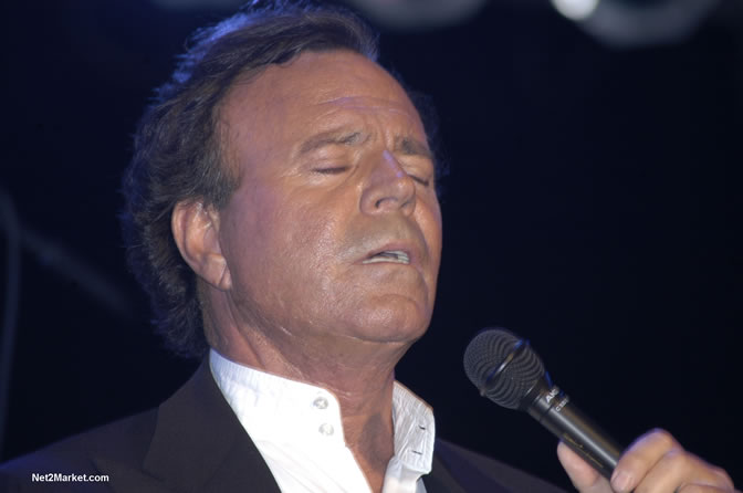 Julio Iglesias - Air Jamaica Jazz & Blues 2005 - The Art Of Music - Cinnamon Hill Golf Course, Rose Hall, Montego Bay - Negril Travel Guide, Negril Jamaica WI - http://www.negriltravelguide.com - info@negriltravelguide.com...!