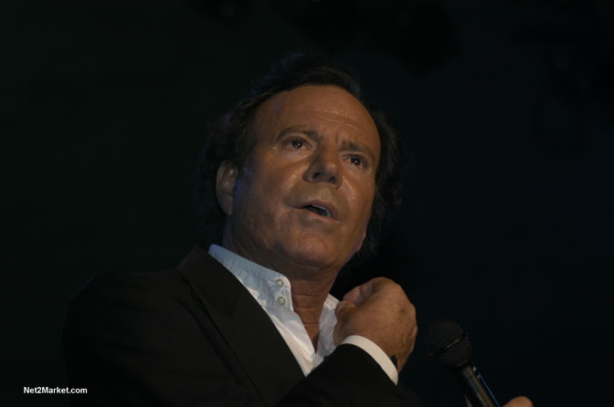 Julio Iglesias - Air Jamaica Jazz & Blues 2005 - The Art Of Music - Cinnamon Hill Golf Course, Rose Hall, Montego Bay - Negril Travel Guide, Negril Jamaica WI - http://www.negriltravelguide.com - info@negriltravelguide.com...!