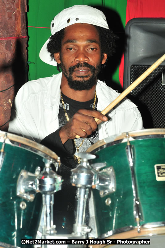 Beenie Man - Live in Concert, plus Hiyah Grade Band @ The Sunset Show @ Negril Escape Resort and Spa, Tuesday, February 3, 2009 - Live Reggae Music at Negril Escape - Tuesday Nights 6:00PM to 10:00 PM - One Love Drive, West End, Negril, Westmoreland, Jamaica W.I. - Photographs by Net2Market.com - Barry J. Hough Sr, Photographer/Photojournalist - The Negril Travel Guide - Negril's and Jamaica's Number One Concert Photography Web Site with over 40,000 Jamaican Concert photographs Published -  Negril Travel Guide, Negril Jamaica WI - http://www.negriltravelguide.com - info@negriltravelguide.com...!