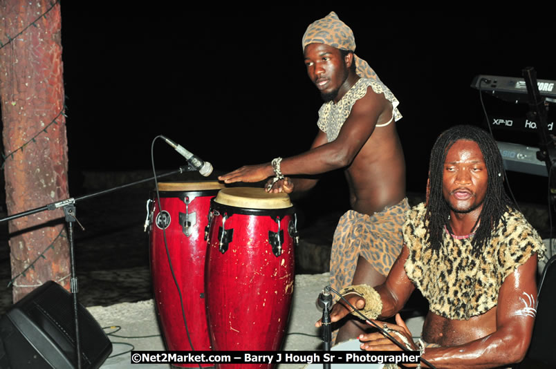 Beenie Man - Live in Concert, plus Hiyah Grade Band @ The Sunset Show @ Negril Escape Resort and Spa, Tuesday, February 3, 2009 - Live Reggae Music at Negril Escape - Tuesday Nights 6:00PM to 10:00 PM - One Love Drive, West End, Negril, Westmoreland, Jamaica W.I. - Photographs by Net2Market.com - Barry J. Hough Sr, Photographer/Photojournalist - The Negril Travel Guide - Negril's and Jamaica's Number One Concert Photography Web Site with over 40,000 Jamaican Concert photographs Published -  Negril Travel Guide, Negril Jamaica WI - http://www.negriltravelguide.com - info@negriltravelguide.com...!