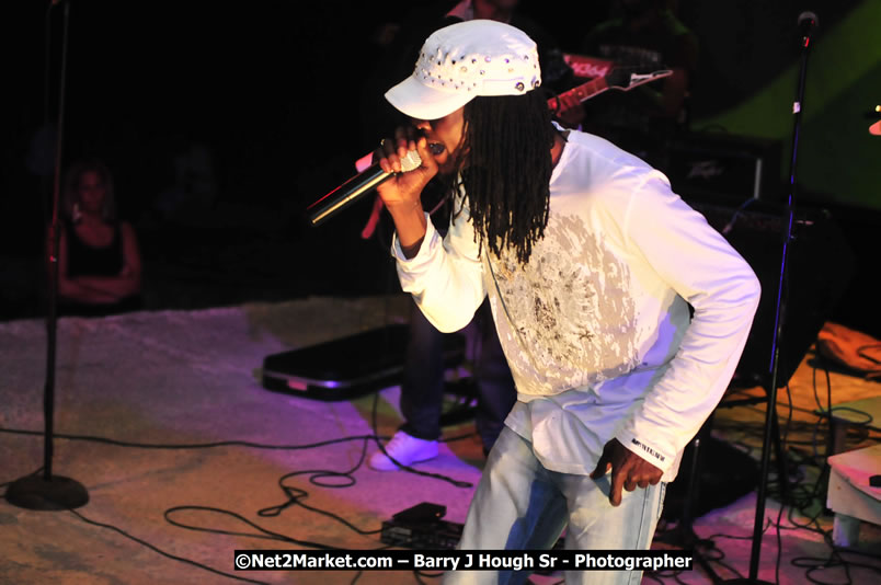 Beenie Man - Live in Concert, plus Hiyah Grade Band @ The Sunset Show @ Negril Escape Resort and Spa, Tuesday, February 3, 2009 - Live Reggae Music at Negril Escape - Tuesday Nights 6:00PM to 10:00 PM - One Love Drive, West End, Negril, Westmoreland, Jamaica W.I. - Photographs by Net2Market.com - Barry J. Hough Sr, Photographer/Photojournalist - The Negril Travel Guide - Negril's and Jamaica's Number One Concert Photography Web Site with over 40,000 Jamaican Concert photographs Published -  Negril Travel Guide, Negril Jamaica WI - http://www.negriltravelguide.com - info@negriltravelguide.com...!