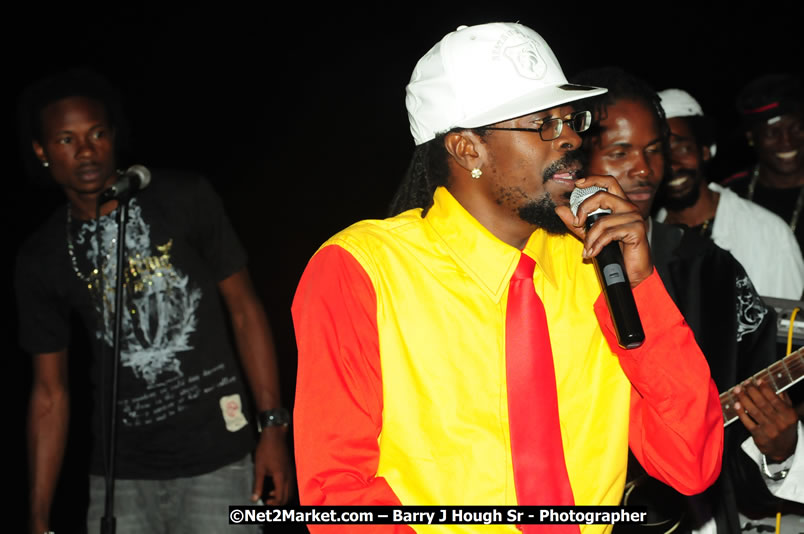 Beenie Man - Live in Concert, plus Hiyah Grade Band @ The Sunset Show @ Negril Escape Resort and Spa, Tuesday, February 3, 2009 - Live Reggae Music at Negril Escape - Tuesday Nights 6:00PM to 10:00 PM - One Love Drive, West End, Negril, Westmoreland, Jamaica W.I. - Photographs by Net2Market.com - Barry J. Hough Sr, Photographer/Photojournalist - The Negril Travel Guide - Negril's and Jamaica's Number One Concert Photography Web Site with over 40,000 Jamaican Concert photographs Published -  Negril Travel Guide, Negril Jamaica WI - http://www.negriltravelguide.com - info@negriltravelguide.com...!