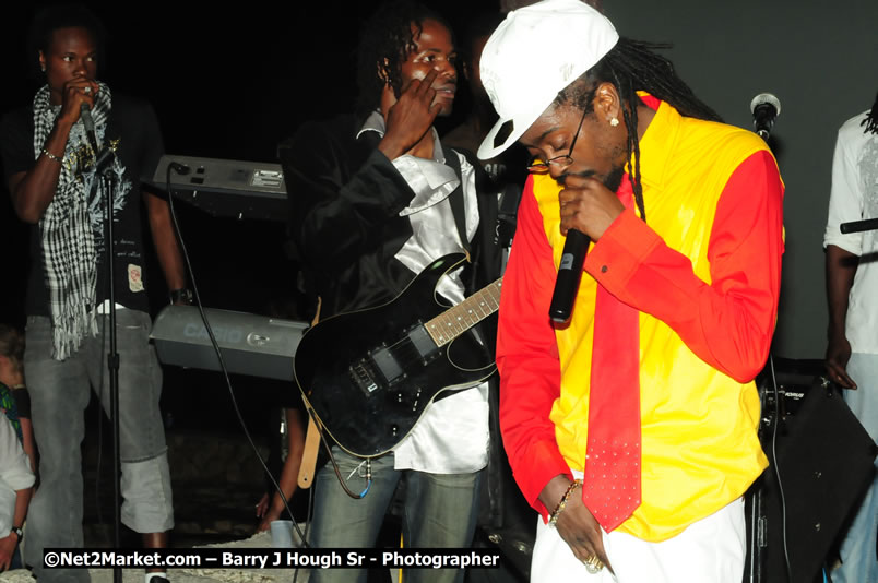 Beenie Man - Live in Concert, plus Hiyah Grade Band @ The Sunset Show @ Negril Escape Resort and Spa, Tuesday, February 3, 2009 - Live Reggae Music at Negril Escape - Tuesday Nights 6:00PM to 10:00 PM - One Love Drive, West End, Negril, Westmoreland, Jamaica W.I. - Photographs by Net2Market.com - Barry J. Hough Sr, Photographer/Photojournalist - The Negril Travel Guide - Negril's and Jamaica's Number One Concert Photography Web Site with over 40,000 Jamaican Concert photographs Published -  Negril Travel Guide, Negril Jamaica WI - http://www.negriltravelguide.com - info@negriltravelguide.com...!