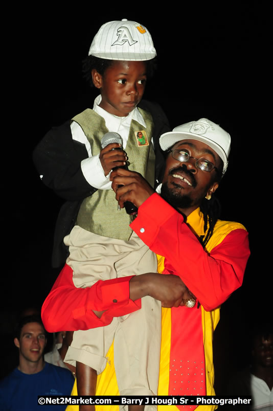 Beenie Man - Live in Concert, plus Hiyah Grade Band @ The Sunset Show @ Negril Escape Resort and Spa, Tuesday, February 3, 2009 - Live Reggae Music at Negril Escape - Tuesday Nights 6:00PM to 10:00 PM - One Love Drive, West End, Negril, Westmoreland, Jamaica W.I. - Photographs by Net2Market.com - Barry J. Hough Sr, Photographer/Photojournalist - The Negril Travel Guide - Negril's and Jamaica's Number One Concert Photography Web Site with over 40,000 Jamaican Concert photographs Published -  Negril Travel Guide, Negril Jamaica WI - http://www.negriltravelguide.com - info@negriltravelguide.com...!