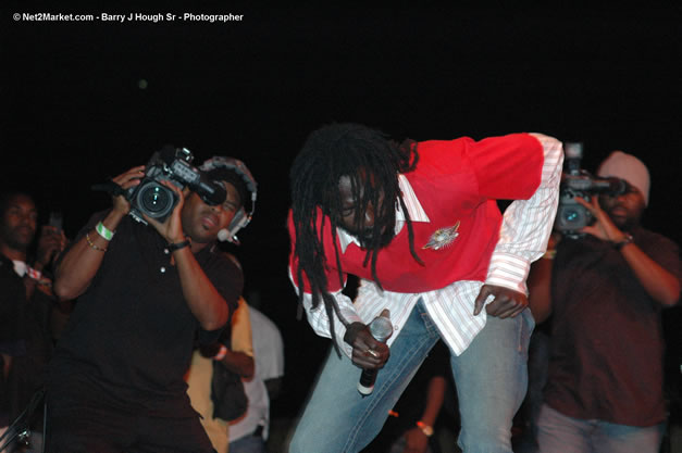 Buju Banton @ Tru-Juice Rebel Salute 2007 - Saturday, January 13, 2007, Port Kaiser Sports Club, St. Elizabeth - Negril Travel Guide, Negril Jamaica WI - http://www.negriltravelguide.com - info@negriltravelguide.com...!