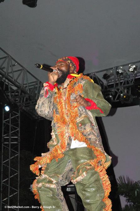 Capleton - Red Stripe Reggae Sumfest 2005 - Dancehall Night - July 21th, 2005 - Negril Travel Guide, Negril Jamaica WI - http://www.negriltravelguide.com - info@negriltravelguide.com...!