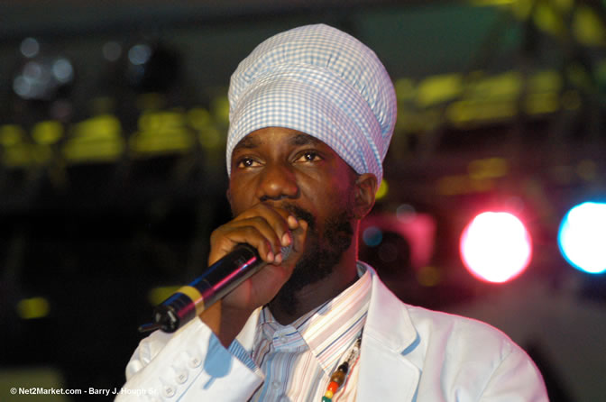 Sizzla - Red Stripe Reggae Sumfest 2005 - Dancehall Night - July 21th, 2005 - Negril Travel Guide, Negril Jamaica WI - http://www.negriltravelguide.com - info@negriltravelguide.com...!