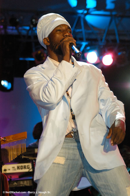 Sizzla - Red Stripe Reggae Sumfest 2005 - Dancehall Night - July 21th, 2005 - Negril Travel Guide, Negril Jamaica WI - http://www.negriltravelguide.com - info@negriltravelguide.com...!