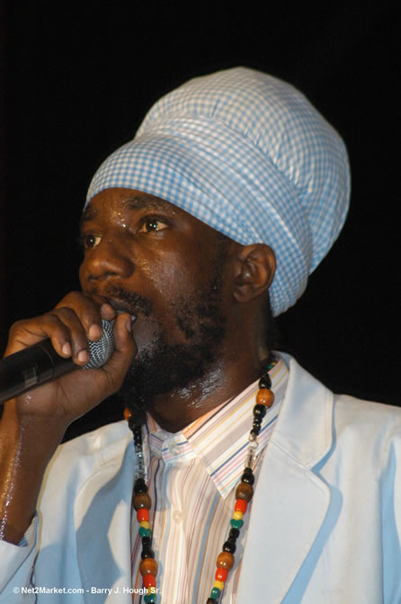 Sizzla - Red Stripe Reggae Sumfest 2005 - Dancehall Night - July 21th, 2005 - Negril Travel Guide, Negril Jamaica WI - http://www.negriltravelguide.com - info@negriltravelguide.com...!