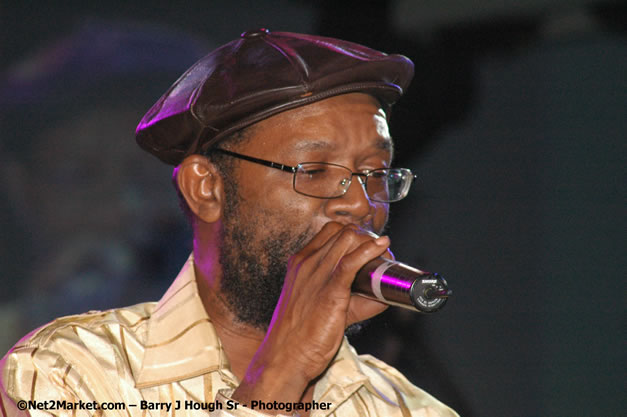 Beres Hammond - Red Stripe Reggae Sumfest 2007 - Zenith - Saturday, July 21, 2007 - Catherine Hall, Montego Bay, St James, Jamaica W.I. - Negril Travel Guide, Negril Jamaica WI - http://www.negriltravelguide.com - info@negriltravelguide.com...!