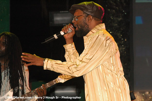 Beres Hammond - Red Stripe Reggae Sumfest 2007 - Zenith - Saturday, July 21, 2007 - Catherine Hall, Montego Bay, St James, Jamaica W.I. - Negril Travel Guide, Negril Jamaica WI - http://www.negriltravelguide.com - info@negriltravelguide.com...!