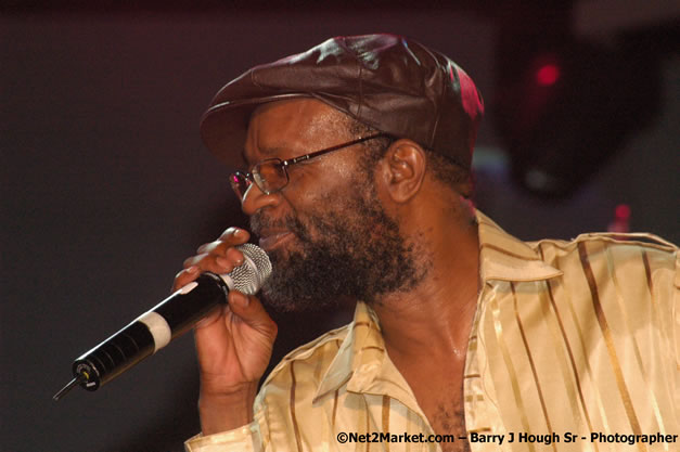 Beres Hammond - Red Stripe Reggae Sumfest 2007 - Zenith - Saturday, July 21, 2007 - Catherine Hall, Montego Bay, St James, Jamaica W.I. - Negril Travel Guide, Negril Jamaica WI - http://www.negriltravelguide.com - info@negriltravelguide.com...!