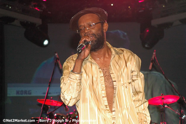 Beres Hammond - Red Stripe Reggae Sumfest 2007 - Zenith - Saturday, July 21, 2007 - Catherine Hall, Montego Bay, St James, Jamaica W.I. - Negril Travel Guide, Negril Jamaica WI - http://www.negriltravelguide.com - info@negriltravelguide.com...!