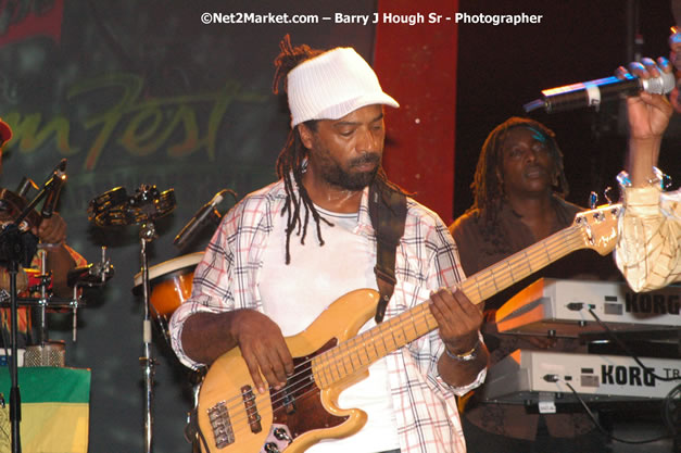 Beres Hammond - Red Stripe Reggae Sumfest 2007 - Zenith - Saturday, July 21, 2007 - Catherine Hall, Montego Bay, St James, Jamaica W.I. - Negril Travel Guide, Negril Jamaica WI - http://www.negriltravelguide.com - info@negriltravelguide.com...!