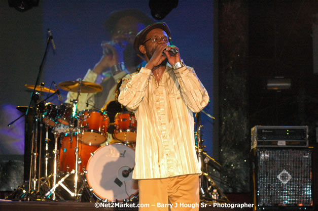 Beres Hammond - Red Stripe Reggae Sumfest 2007 - Zenith - Saturday, July 21, 2007 - Catherine Hall, Montego Bay, St James, Jamaica W.I. - Negril Travel Guide, Negril Jamaica WI - http://www.negriltravelguide.com - info@negriltravelguide.com...!