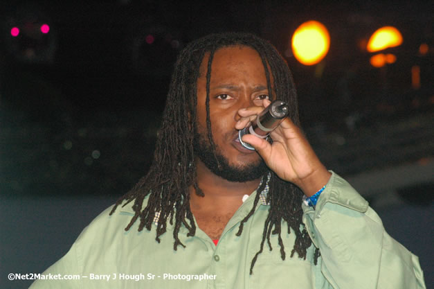 Dwayne Stephenson - Red Stripe Reggae Sumfest 2007 - Zenith - Saturday, July 21, 2007 - Catherine Hall, Montego Bay, St James, Jamaica W.I. - Negril Travel Guide, Negril Jamaica WI - http://www.negriltravelguide.com - info@negriltravelguide.com...!