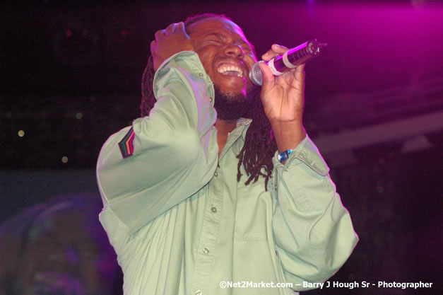 Dwayne Stephenson - Red Stripe Reggae Sumfest 2007 - Zenith - Saturday, July 21, 2007 - Catherine Hall, Montego Bay, St James, Jamaica W.I. - Negril Travel Guide, Negril Jamaica WI - http://www.negriltravelguide.com - info@negriltravelguide.com...!