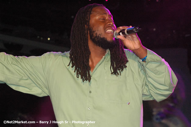 Dwayne Stephenson - Red Stripe Reggae Sumfest 2007 - Zenith - Saturday, July 21, 2007 - Catherine Hall, Montego Bay, St James, Jamaica W.I. - Negril Travel Guide, Negril Jamaica WI - http://www.negriltravelguide.com - info@negriltravelguide.com...!