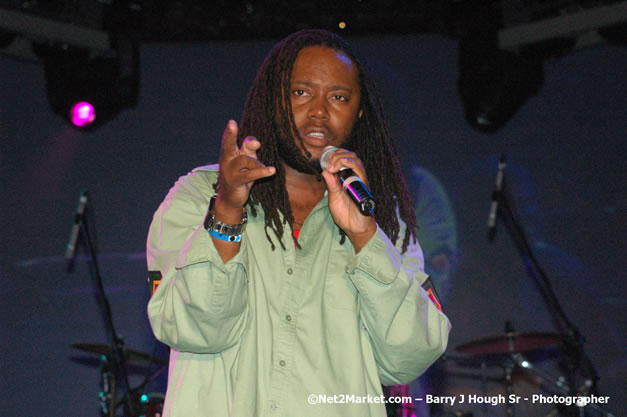 Dwayne Stephenson - Red Stripe Reggae Sumfest 2007 - Zenith - Saturday, July 21, 2007 - Catherine Hall, Montego Bay, St James, Jamaica W.I. - Negril Travel Guide, Negril Jamaica WI - http://www.negriltravelguide.com - info@negriltravelguide.com...!