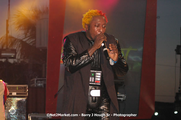 Elephant Man - Explosion - Red Stripe Reggae Sumfest 2007 - Thursday, July 19, 2007 - Red Stripe Reggae Sumfest 2007 at Catherine Hall, Montego Bay, St James, Jamaica W.I. - Negril Travel Guide, Negril Jamaica WI - http://www.negriltravelguide.com - info@negriltravelguide.com...!