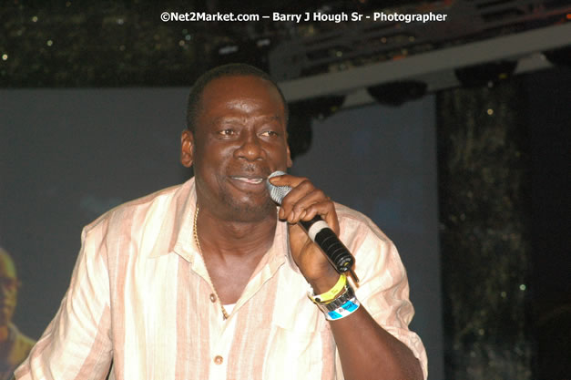 Leroy Sibbles - Red Stripe Reggae Sumfest 2007 - Zenith - Saturday, July 21, 2007 - Catherine Hall, Montego Bay, St James, Jamaica W.I. - Negril Travel Guide, Negril Jamaica WI - http://www.negriltravelguide.com - info@negriltravelguide.com...!