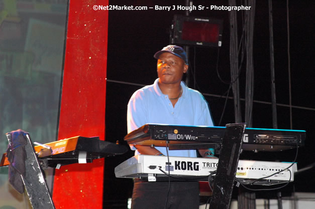 Lloyd Parks & We The People Band - Red Stripe Reggae Sumfest 2007 - Zenith - Saturday, July 21, 2007 - Catherine Hall, Montego Bay, St James, Jamaica W.I. - Negril Travel Guide, Negril Jamaica WI - http://www.negriltravelguide.com - info@negriltravelguide.com...!