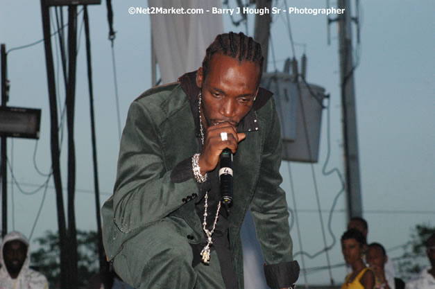 Mavado - Explosion - Red Stripe Reggae Sumfest 2007 - Thursday, July 19, 2007 - Red Stripe Reggae Sumfest 2007 at Catherine Hall, Montego Bay, St James, Jamaica W.I. - Negril Travel Guide, Negril Jamaica WI - http://www.negriltravelguide.com - info@negriltravelguide.com...!