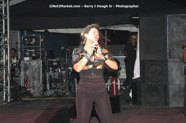 Tessanne Chin - Red Stripe Reggae Sumfest 2007 - Zenith - Saturday, July 21, 2007 - Catherine Hall, Montego Bay, St James, Jamaica W.I. - Negril Travel Guide, Negril Jamaica WI - http://www.negriltravelguide.com - info@negriltravelguide.com...!