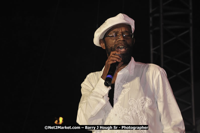 Beres Hammond @ Red Stripe Reggae Sumfest 2008 International Night 2, Catherine Hall, Montego Bay - Saturday, July 19, 2008 - Reggae Sumfest 2008 July 13 - July 19, 2008 - Photographs by Net2Market.com - Barry J. Hough Sr. Photojournalist/Photograper - Photographs taken with a Nikon D300 - Negril Travel Guide, Negril Jamaica WI - http://www.negriltravelguide.com - info@negriltravelguide.com...!