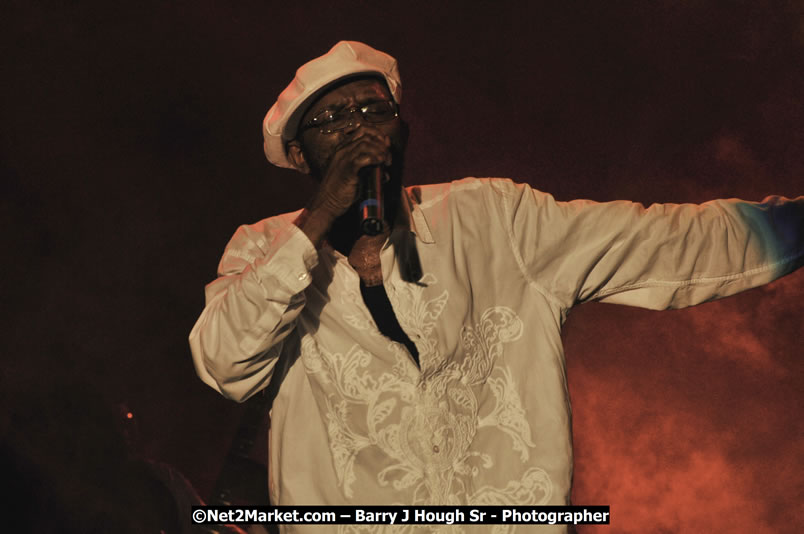 Beres Hammond @ Red Stripe Reggae Sumfest 2008 International Night 2, Catherine Hall, Montego Bay - Saturday, July 19, 2008 - Reggae Sumfest 2008 July 13 - July 19, 2008 - Photographs by Net2Market.com - Barry J. Hough Sr. Photojournalist/Photograper - Photographs taken with a Nikon D300 - Negril Travel Guide, Negril Jamaica WI - http://www.negriltravelguide.com - info@negriltravelguide.com...!