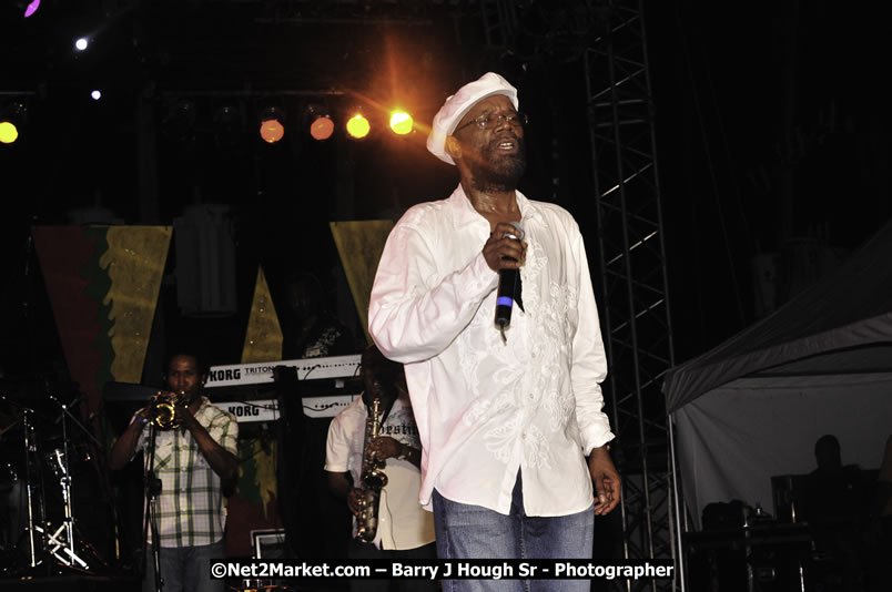 Beres Hammond @ Red Stripe Reggae Sumfest 2008 International Night 2, Catherine Hall, Montego Bay - Saturday, July 19, 2008 - Reggae Sumfest 2008 July 13 - July 19, 2008 - Photographs by Net2Market.com - Barry J. Hough Sr. Photojournalist/Photograper - Photographs taken with a Nikon D300 - Negril Travel Guide, Negril Jamaica WI - http://www.negriltravelguide.com - info@negriltravelguide.com...!