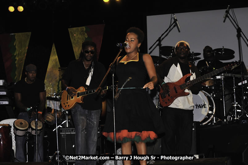 Etana @ Red Stripe Reggae Sumfest 2008 International Night 2, Catherine Hall, Montego Bay - Saturday, July 19, 2008 - Reggae Sumfest 2008 July 13 - July 19, 2008 - Photographs by Net2Market.com - Barry J. Hough Sr. Photojournalist/Photograper - Photographs taken with a Nikon D300 - Negril Travel Guide, Negril Jamaica WI - http://www.negriltravelguide.com - info@negriltravelguide.com...!