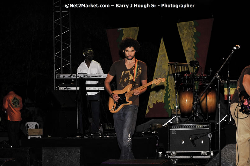 Rootz Underground @ Red Stripe Reggae Sumfest 2008 International Night 2, Catherine Hall, Montego Bay - Saturday, July 19, 2008 - Reggae Sumfest 2008 July 13 - July 19, 2008 - Photographs by Net2Market.com - Barry J. Hough Sr. Photojournalist/Photograper - Photographs taken with a Nikon D300 - Negril Travel Guide, Negril Jamaica WI - http://www.negriltravelguide.com - info@negriltravelguide.com...!