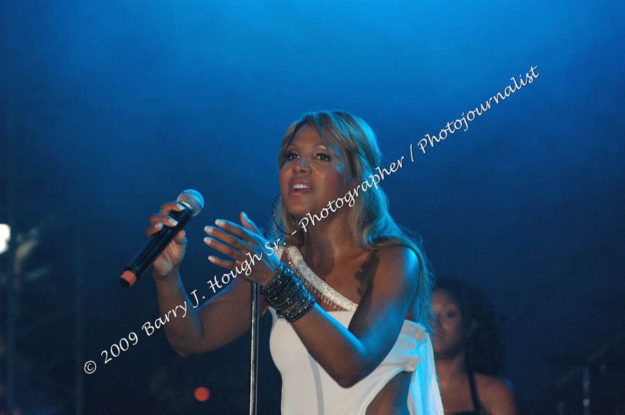 Toni Braxton @ Reggae Sumfest 2009 - International Night 2 - Reggae Sumfest 2009,Catherine Hall, Montego Bay, St. James, Jamaica W.I. - Saturday, July 25, 2009 - Reggae Sumfest 2009, July 19 - 25, 2009 - Photographs by Net2Market.com - Barry J. Hough Sr. Photojournalist/Photograper - Photographs taken with a Nikon D70, D100, or D300 - Negril Travel Guide, Negril Jamaica WI - http://www.negriltravelguide.com - info@negriltravelguide.com...!