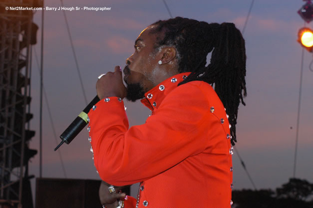 Beenie Man - Red Stripe Reggae Sumfest 2006 - Stormfront - The Blazing Dance Hall Night - Thursday, July 20, 2006 - Catherine Hall Venue - Montego Bay, Jamaica - Negril Travel Guide, Negril Jamaica WI - http://www.negriltravelguide.com - info@negriltravelguide.com...!