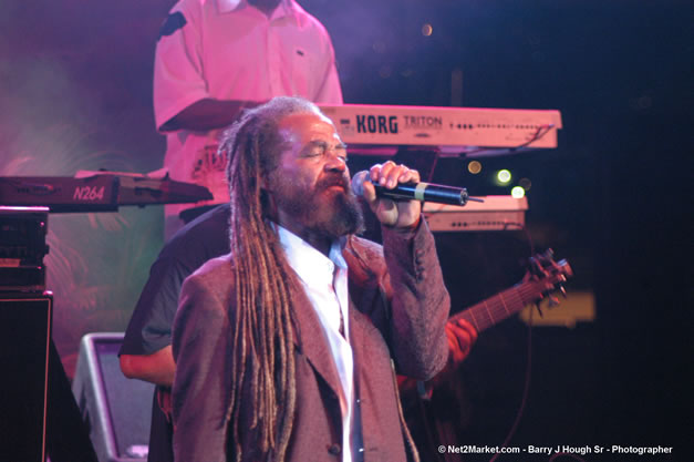 John Holt Recipient of Reggae Sumfest Lifetime Award - Ignition - The Internation Fire Blazes - Friday, July 21, 2006 - Montego Bay, Jamaica - Negril Travel Guide, Negril Jamaica WI - http://www.negriltravelguide.com - info@negriltravelguide.com...!