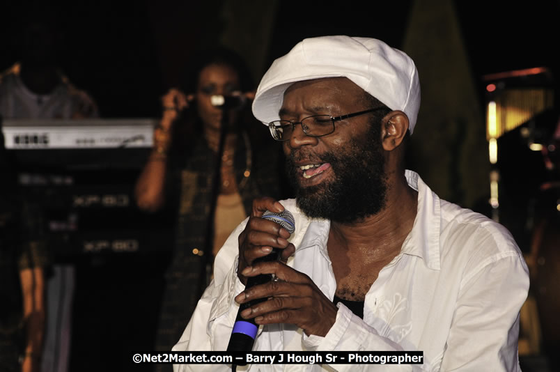 Beres Hammond @ Reggae Sumfest 2008 International Night 2, Catherine Hall, Montego Bay - Saturday, July 19, 2008 - Reggae Sumfest 2008 July 13 - July 19, 2008 - Photographs by Net2Market.com - Barry J. Hough Sr. Photojournalist/Photograper - Photographs taken with a Nikon D300 - Negril Travel Guide, Negril Jamaica WI - http://www.negriltravelguide.com - info@negriltravelguide.com...!