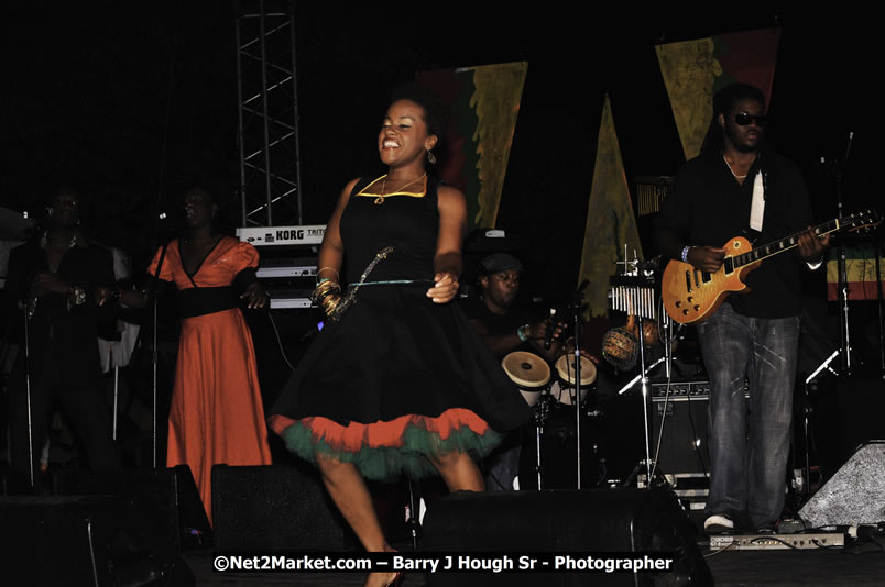 Etana @ Reggae Sumfest 2008 International Night 2, Catherine Hall, Montego Bay - Saturday, July 19, 2008 - Reggae Sumfest 2008 July 13 - July 19, 2008 - Photographs by Net2Market.com - Barry J. Hough Sr. Photojournalist/Photograper - Photographs taken with a Nikon D300 - Negril Travel Guide, Negril Jamaica WI - http://www.negriltravelguide.com - info@negriltravelguide.com...!